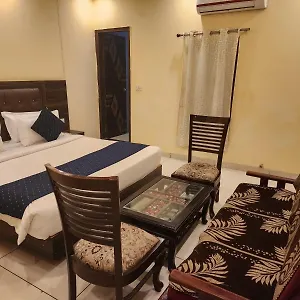 Grand Cozy Cave 3*, New Delhi India